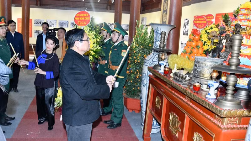 Thủ tướng Phạm Minh Chính dâng hương tại Nhà tưởng niệm Chủ tịch Hồ Chí Minh ở Khu di tích Quốc gia đặc biệt địa điểm chiến thắng Biên giới năm 1950. (Ảnh: THANH GIANG)