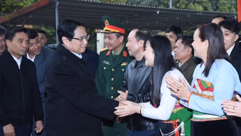 Thủ tướng Phạm Minh Chính với lãnh đạo, nhân dân huyện Ngọc Lặc. (Ảnh: TRẦN HẢI) Thủ tướng Phạm Minh Chính với lãnh đạo, nhân dân huyện Ngọc Lặc. (Ảnh: TRẦN HẢI)