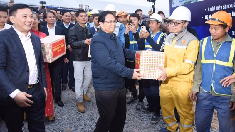 Thủ tướng Phạm Minh Chính tặng quà đội ngũ kỹ sư, công nhân đang thi công dự án nhà ở xã hội Golden Square Lào Cai. (Ảnh: TRẦN HẢI) Thủ tướng Phạm Minh Chính tặng quà đội ngũ kỹ sư, công nhân đang thi công dự án nhà ở xã hội Golden Square Lào Cai. (Ảnh: TRẦN HẢI)