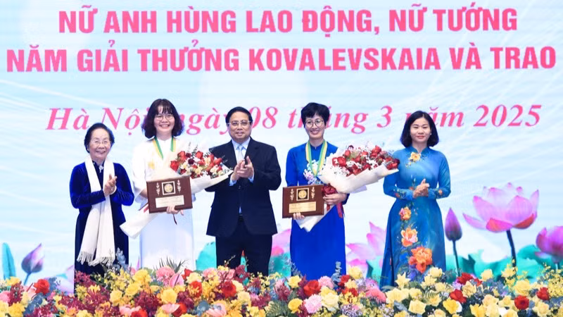 Thủ tướng Phạm Minh Chính trao Giải thưởng Kovalevskaia năm 2024 tặng PGS, TS Nguyễn Minh Tân và PGS, TS Đặng Thị Mỹ Dung. (Ảnh: TRẦN HẢI)
