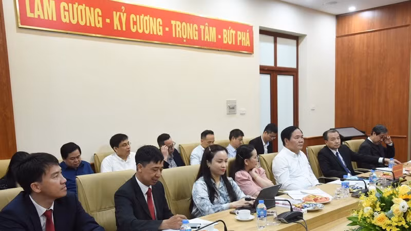 Lãnh đạo một số bộ, ngành, các đại biểu tham dự cuộc làm việc. (Ảnh: TRẦN HẢI) Lãnh đạo một số bộ, ngành, các đại biểu tham dự cuộc làm việc. (Ảnh: TRẦN HẢI)