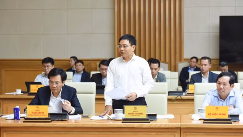 Bộ trưởng Tài chính Nguyễn Văn Thắng báo cáo tại cuộc họp. (Ảnh: TRẦN HẢI)
