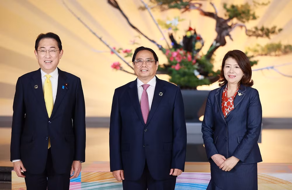 Thủ tướng Nhật Bản Kishida Fumio và Phu nhân đón Thủ tướng Phạm Minh Chính tham dự Hội nghị Thượng đỉnh G7 mở rộng. (Ảnh: Dương Giang/TTXVN)