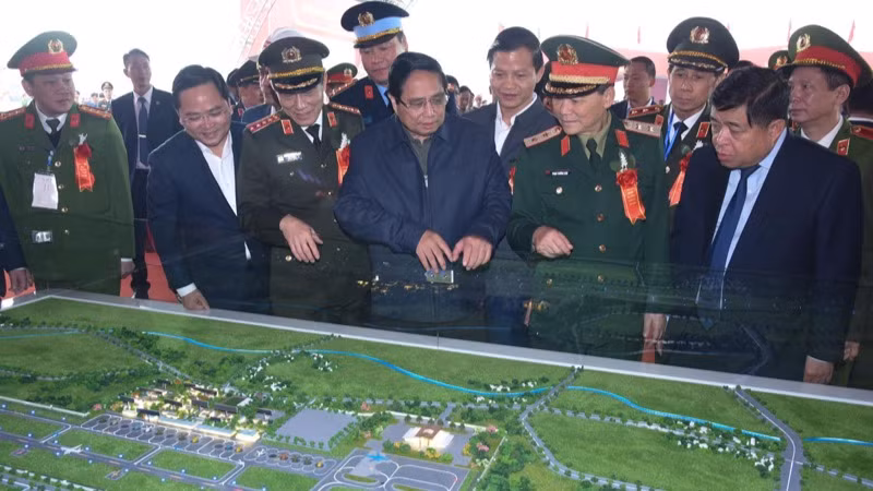 Thủ tướng Phạm Minh Chính nghe giới thiệu về quy hoạch xây dựng Sân bay Gia Bình. (Ảnh: Trần Hải)