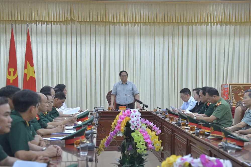 Thủ tướng Phạm Minh Chính phát biểu ý kiến tại buổi đến thăm làm việc với Bộ Chỉ huy Quân sự tỉnh Đắk Lắk.