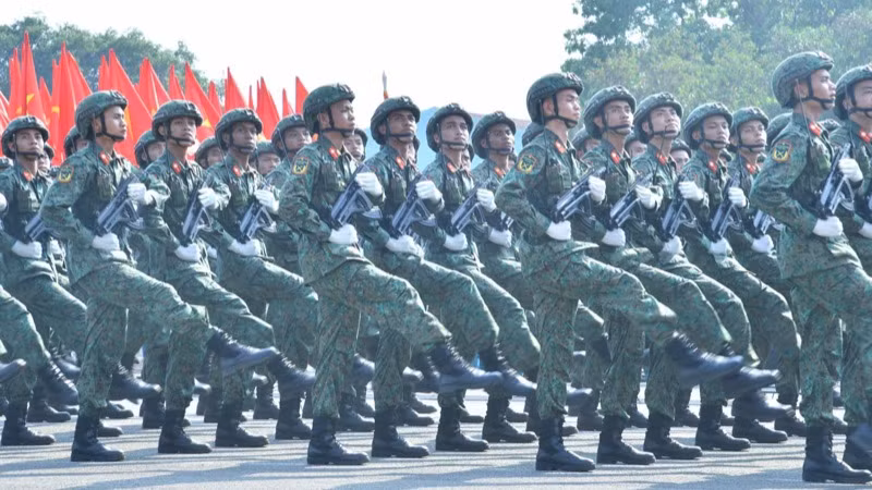 Khối lực lượng lục quân diễu binh qua Lễ đài. (Ảnh: THANH GIANG)