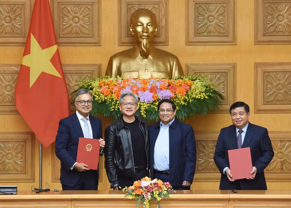Thủ tướng Phạm Minh Chính và ông Jensen Huang chứng kiến lễ ký thoả thuận hợp tác giữa Chính phủ Việt Nam với Tập đoàn NVIDIA (Ảnh: Trần Hải). 