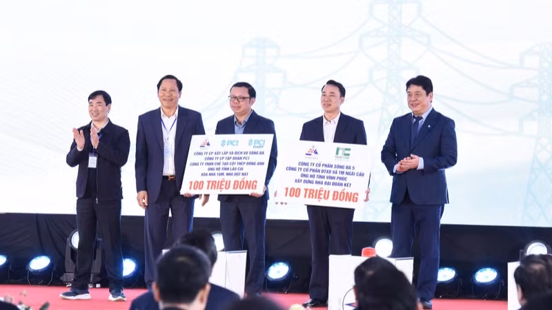 EVN và các nhà thầu ủng hộ tỉnh Lào Cai và Vĩnh Phúc xây dựng nhà đại đoàn kết. (Ảnh: TRẦN HẢI)