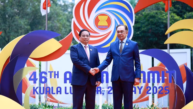Thủ tướng Malaysia Anwar Ibrahim bắt tay chào mừng Thủ tướng Phạm Minh Chính. (Ảnh: Nhật Bắc/VGP)