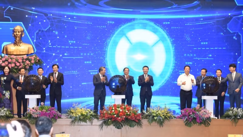 Thủ tướng Phạm Minh Chính và các đồng chí lãnh đạo thực hiện nghi thức khai trương Cổng Pháp luật quốc gia. (Ảnh: TRẦN HẢI)