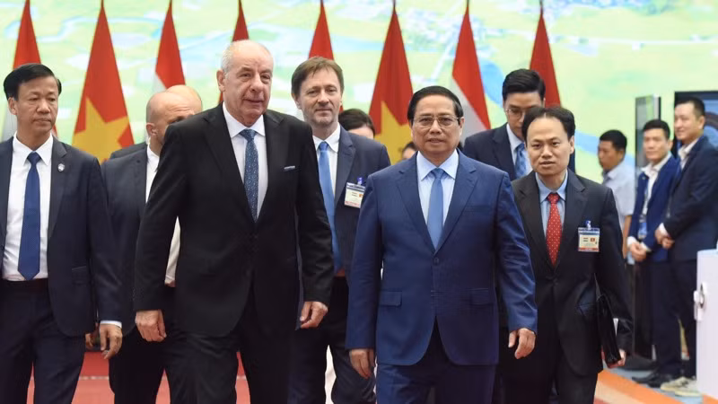 Thủ tướng Phạm Minh Chính tiễn Tổng thống Hungary Sulyok Tamas. (Ảnh:TRẦN HẢI)