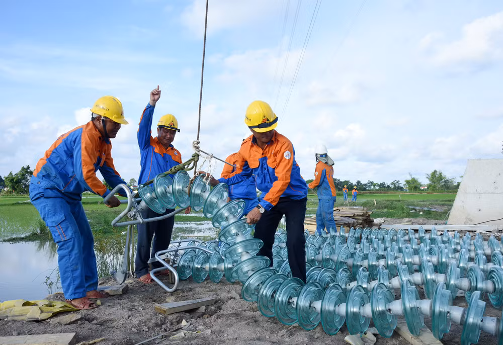 Thi công lắp sứ cách điện Đường dây 500kV mạch 3 Quảng Trạch-Phố Nối trên địa bàn tỉnh Thanh Hóa. (Ảnh: Trần Hải) Thi công lắp sứ cách điện Đường dây 500kV mạch 3 Quảng Trạch-Phố Nối trên địa bàn tỉnh Thanh Hóa. (Ảnh: Trần Hải)