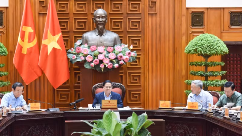 Thủ tướng Phạm Minh Chính chủ trì cuộc họp của Thường trực Chính phủ về phát triển trung tâm tài chính quốc tế (Ảnh: TRẦN HẢI). 