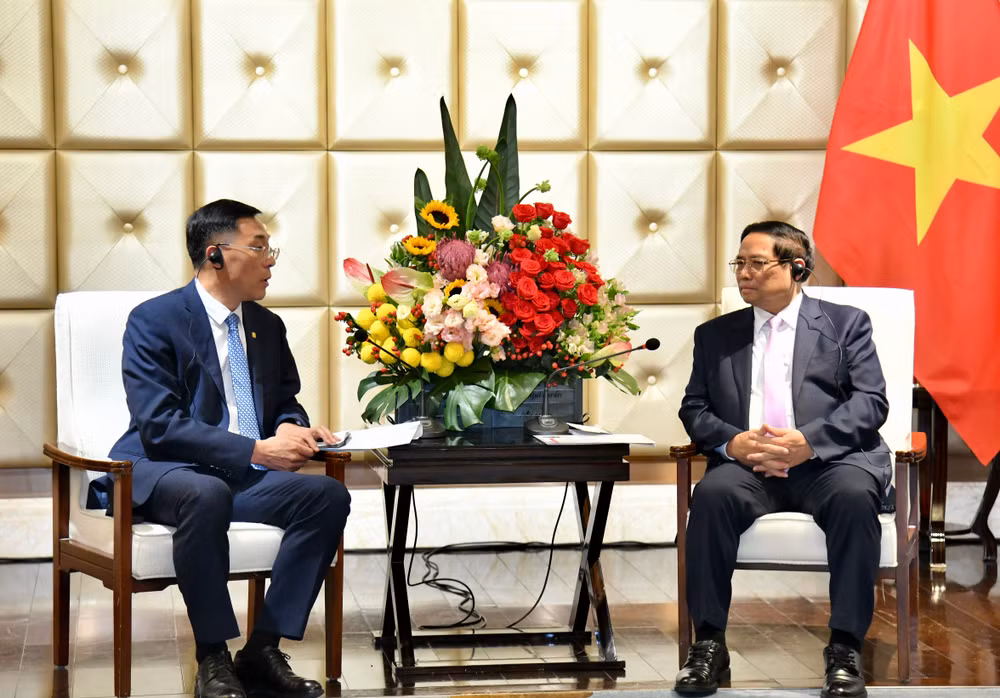 Thủ tướng Phạm Minh Chính tiếp ông Tôn Vinh Khôn, Chủ tịch HĐQT Công ty TNHH Đầu máy và toa xe Đại Liên. (Ảnh: THANH GIANG)