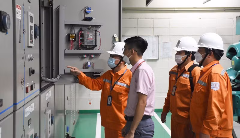 Máy phát điện dự phòng tại tòa nhà Lotte (quận Ba Đình) sẽ được sử dụng để giảm áp lực lên lưới điện thành phố, khi có yêu cầu. (Ảnh: Tiến Hiệp) Máy phát điện dự phòng tại tòa nhà Lotte (quận Ba Đình) sẽ được sử dụng để giảm áp lực lên lưới điện thành phố, khi có yêu cầu. (Ảnh: Tiến Hiệp)