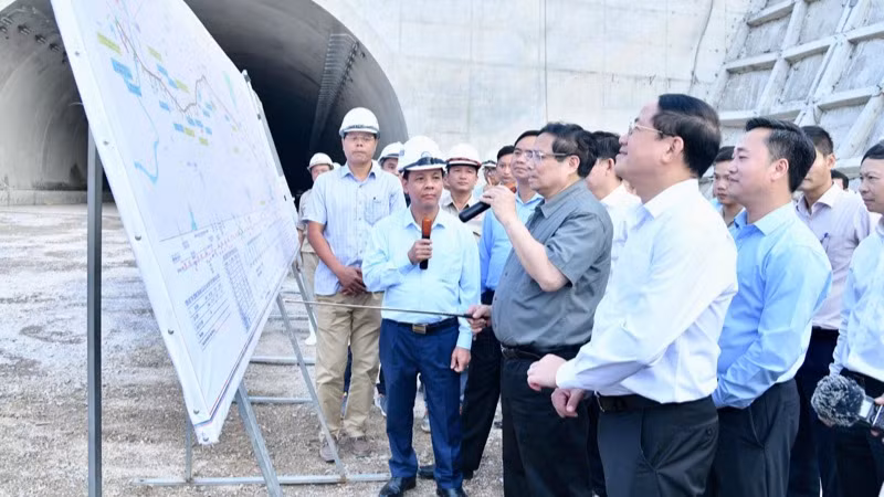 Thủ tướng Phạm Minh Chính cho ý kiến chỉ đạo về tiến độ xây dựng tuyến cao tốc Quy Nhơn-Chí Thạnh. (Ảnh: THANH GIANG)