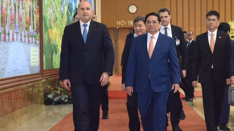 Thủ tướng Phạm Minh Chính và Tổng thống Bulgaria Rumen Radev bước vào phòng hội kiến. (Ảnh: Trần Hải) Thủ tướng Phạm Minh Chính và Tổng thống Bulgaria Rumen Radev bước vào phòng hội kiến. (Ảnh: Trần Hải)