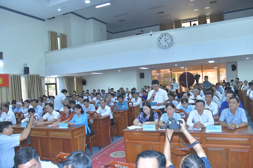 Đại diện cán bộ, hội viên tiêu biểu Hội Nông dân, chủ doanh nghiệp, hợp tác xã trên địa bàn thành phố Cần Thơ tại cuộc tiếp xúc cử tri. (Ảnh: THANH GIANG)