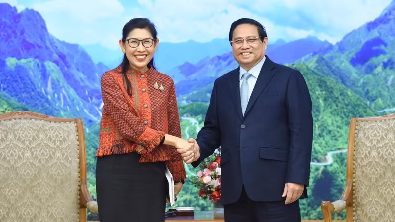 Thủ tướng Phạm Minh Chính và Đại sứ Thái Lan tại Việt Nam Urawadee Sriphiromya. (Ảnh: TRẦN HẢI)