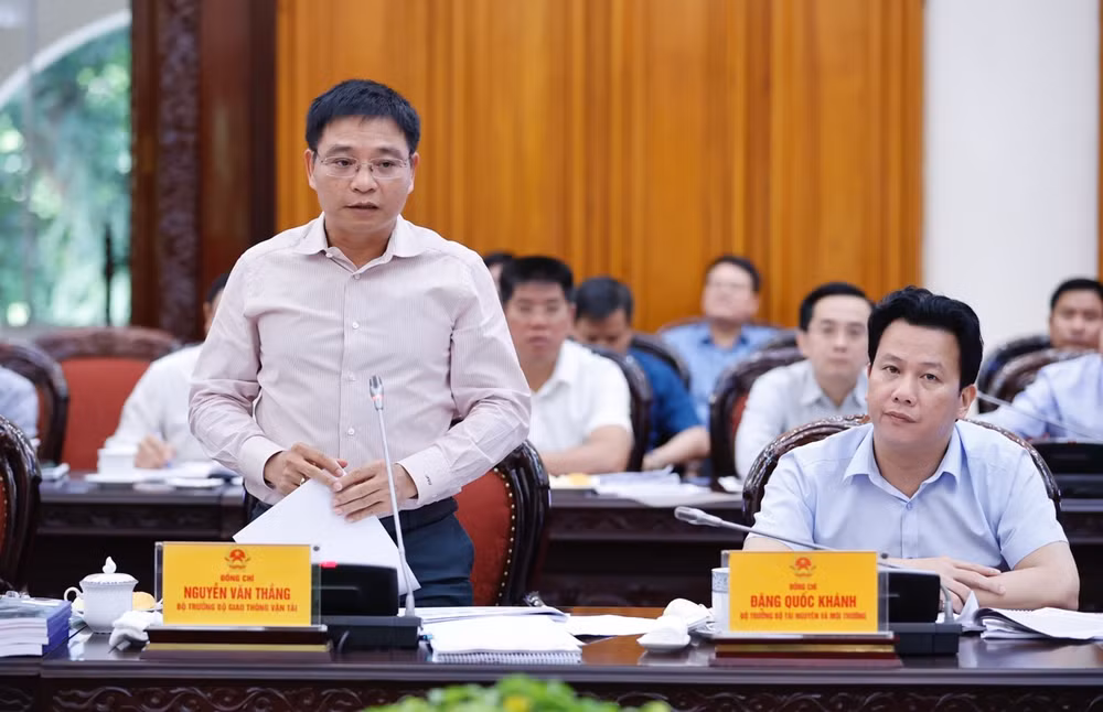 Bộ trưởng Giao thông vận tải Nguyễn Văn Thắng phát biểu ý kiến tại cuộc họp. (Ảnh: TRẦN HẢI)