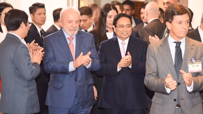 Thủ tướng Phạm Minh Chính và Tổng thống Brazil Luiz Inácio Lula da Silva tới dự Diễn đàn Kinh tế Việt Nam-Brazil. (Ảnh: TRẦN HẢI)