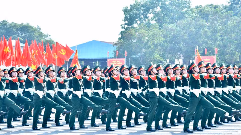 Khối nữ sĩ quan Quân đội đi qua Lễ đài. (Ảnh: THANH GIANG)