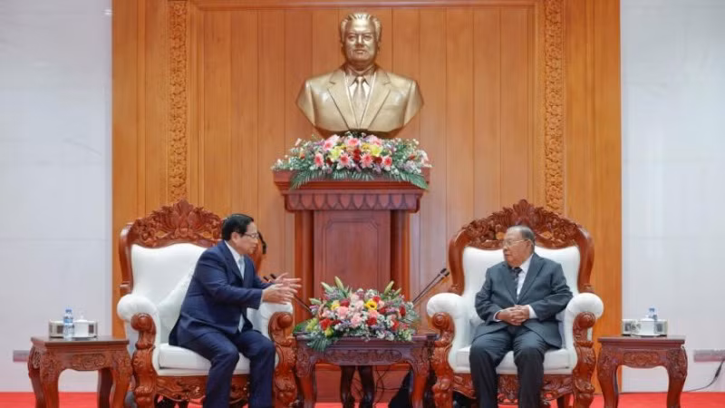 Thủ tướng Phạm Minh Chính gặp nguyên Tổng Bí thư, nguyên Chủ tịch nước Lào Bounnhang Volachit. (Ảnh: NHẬT BẮC/VGP)
