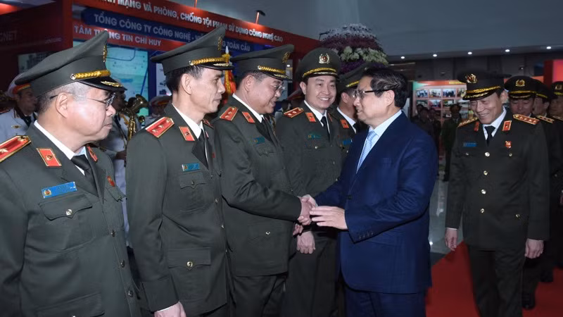 Thủ tướng Phạm Minh Chính với các lãnh đạo Bộ Công an. (Ảnh: TRẦN HẢI)
