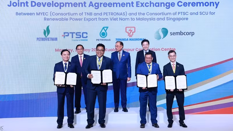 Ba Thủ tướng Việt Nam, Malaysia và Singapore chứng kiến lễ trao thỏa thuận hợp tác về xuất khẩu điện năng lượng tái tạo từ Việt Nam sang Singapore và Malaysia. (Ảnh: Dương Giang/TTXVN)