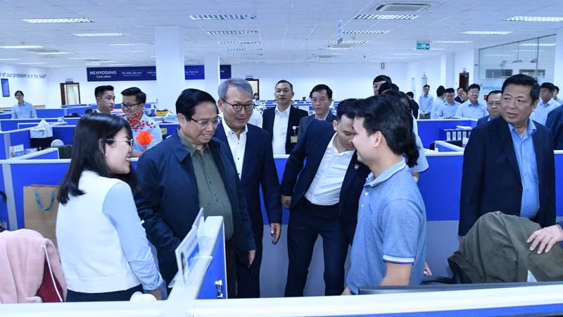 Thủ tướng Phạm Minh Chính thăm hỏi nhân viên Tập đoàn HS Hyosung. (Ảnh: THANH GIANG) Thủ tướng Phạm Minh Chính thăm hỏi nhân viên Tập đoàn HS Hyosung. (Ảnh: THANH GIANG)