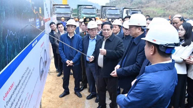 Thủ tướng Phạm Minh Chính cho ý kiến chỉ đạo về tiến độ xây dựng tuyến cao tốc Đồng Đăng-Trà Lĩnh tại khu vực huyện Quảng Hòa (Cao Bằng). (Ảnh: THANH GIANG)