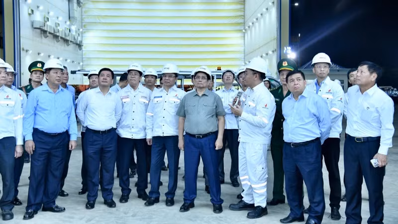 Thủ tướng Phạm Minh Chính tham quan xưởng sơn chân đế điện gió ngoài khơi tại Trung tâm Công nghiệp năng lượng và hậu cần kỹ thuật PTSC. (Ảnh: Thanh Giang)