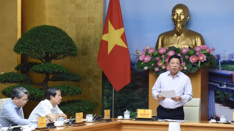 Bộ trưởng Xây dựng Trần Hồng Minh phát biểu ý kiến tại phiên họp. (Ảnh: TRẦN HẢI)
