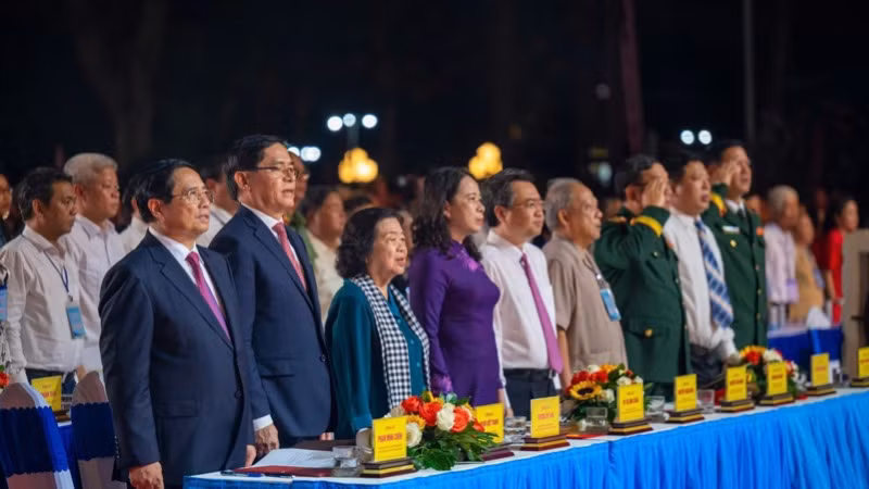 Thủ tướng Phạm Minh Chính và các đồng chí lãnh đạo, đại biểu thực hiện nghi thức chào cờ. (Ảnh: VŨ TÂN)