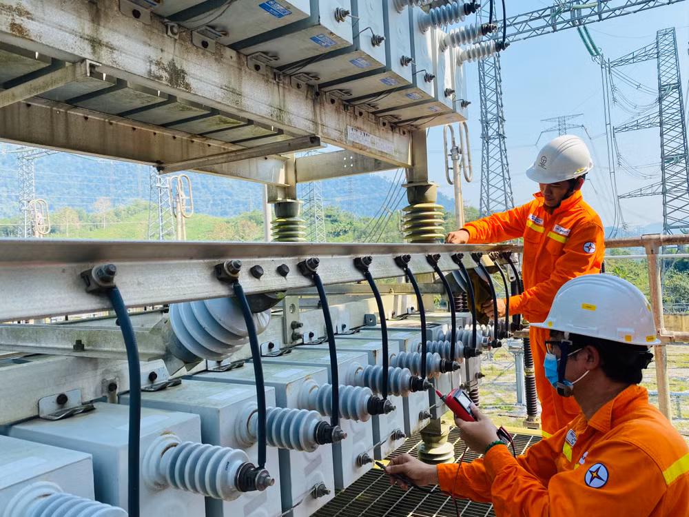 Giám sát thiết bị trạm biến áp, bảo đảm hệ thống truyền tải điện quốc gia vận hành an toàn, ổn định, liên tục. (Ảnh: QUANG THẮNG)
