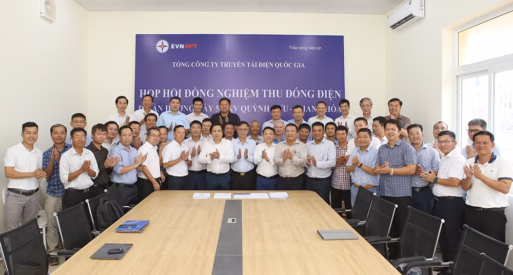 Trước đó, sáng 19/8, dưới sự chủ trì của Phó Tổng giám đốc EVNNPT, Chủ tịch Hội đồng nghiệm thu cấp chủ đầu tư Trương Hữu Thành đã chủ trì cuộc họp Hội đồng và các thành viên Hội đồng thống nhất đóng điện công trình. Trước đó, sáng 19/8, dưới sự chủ trì của Phó Tổng giám đốc EVNNPT, Chủ tịch Hội đồng nghiệm thu cấp chủ đầu tư Trương Hữu Thành đã chủ trì cuộc họp Hội đồng và các thành viên Hội đồng thống nhất đóng điện công trình.