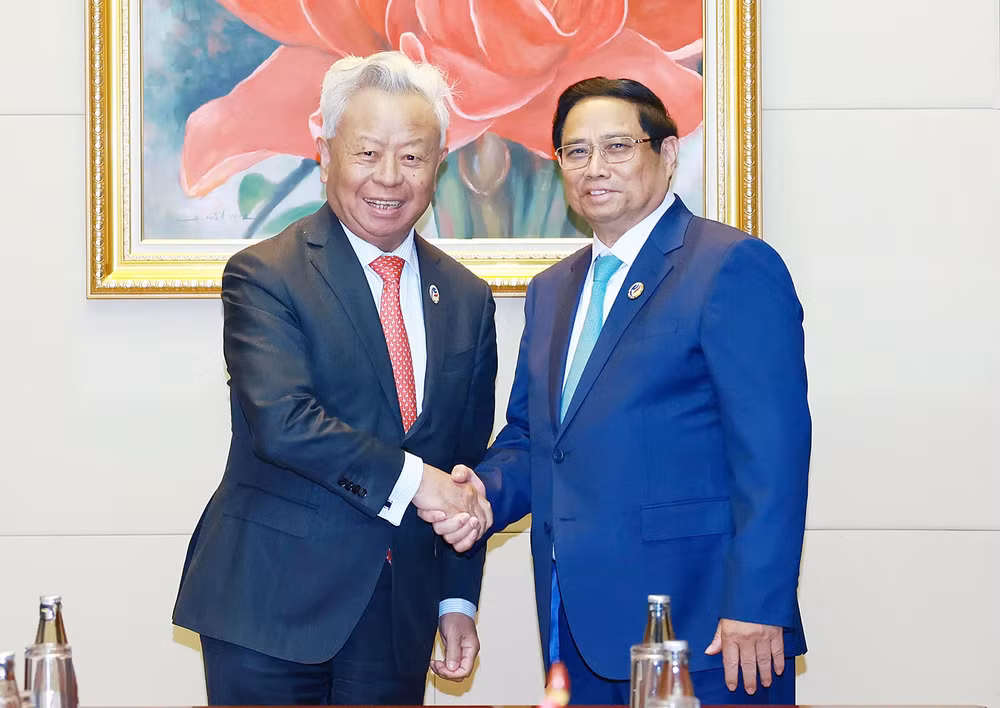 Thủ tướng Phạm Minh Chính và Chủ tịch Ngân hàng Đầu tư cơ sở hạ tầng châu Á (AIIB) Kim Lập Quần. (Ảnh: Nhật Bắc/VGP)