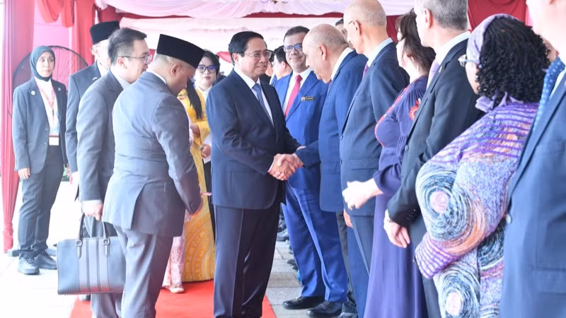Thủ tướng Phạm Minh Chính với các Đại sứ, Trưởng cơ quan đại diện ngoại giao tại Malaysia tham dự Lễ đón chính thức. (Ảnh: THANH GIANG)