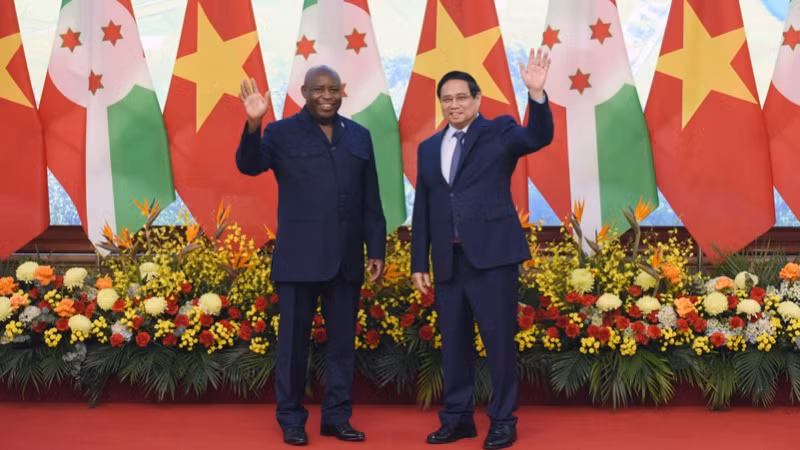Thủ tướng Chính phủ Phạm Minh Chính và Tổng thống Cộng hòa Burundi Évariste Ndayishimiye (Ảnh: TRẦN HẢI).