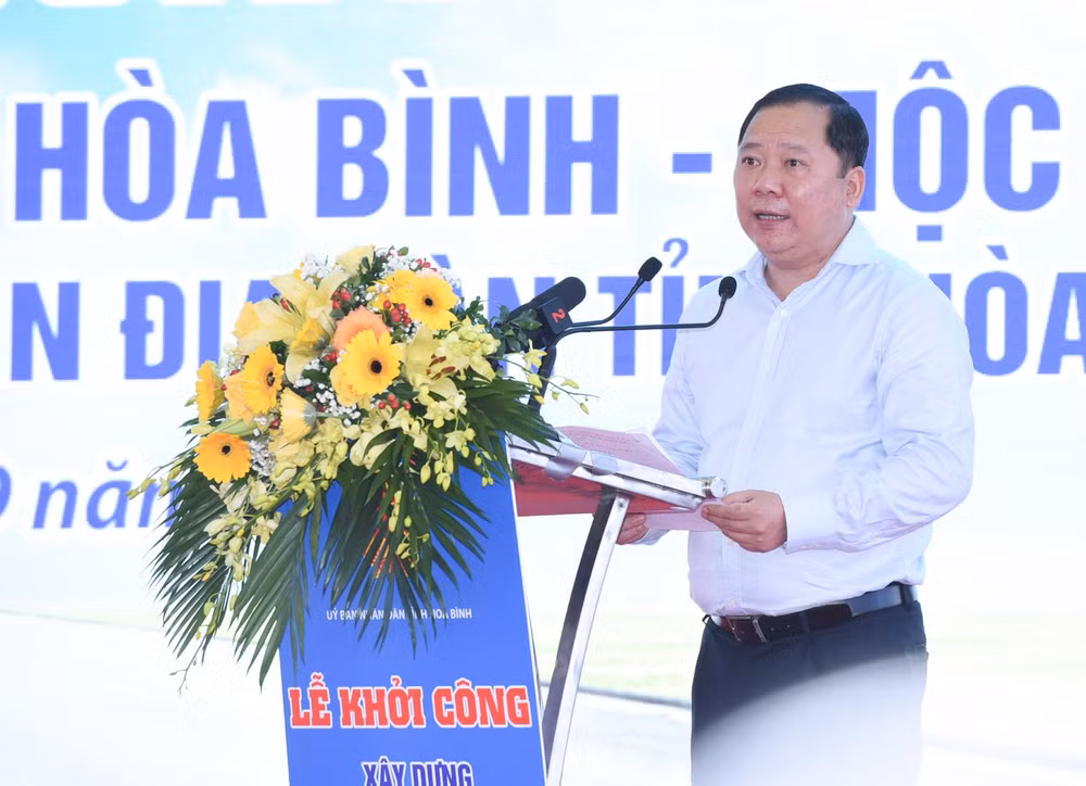 Bí thư Tỉnh ủy Hoà Bình Nguyễn Phi Long phát biểu ý kiến tại lễ khởi công. (Ảnh: Trần Hải) Bí thư Tỉnh ủy Hoà Bình Nguyễn Phi Long phát biểu ý kiến tại lễ khởi công. (Ảnh: Trần Hải)