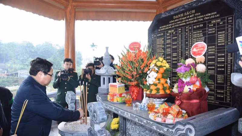 Thủ tướng Phạm Minh Chính thắp hương tại bia tưởng niệm các nạn nhân bị thiệt mạng vì lũ quét tại thôn Làng Nủ. (Ảnh: TRẦN HẢI)