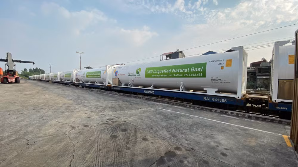 Các toa tàu chuyên dụng chở bồn chứa khí LNG của RATRACO. Các toa tàu chuyên dụng chở bồn chứa khí LNG của RATRACO.