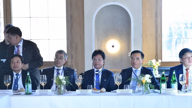 Đại diện lãnh đạo các Tập đoàn, doanh nghiệp của Việt Nam tham dự Tọa đàm. (Ảnh: THANH GIANG) Đại diện lãnh đạo các Tập đoàn, doanh nghiệp của Việt Nam tham dự Tọa đàm. (Ảnh: THANH GIANG)