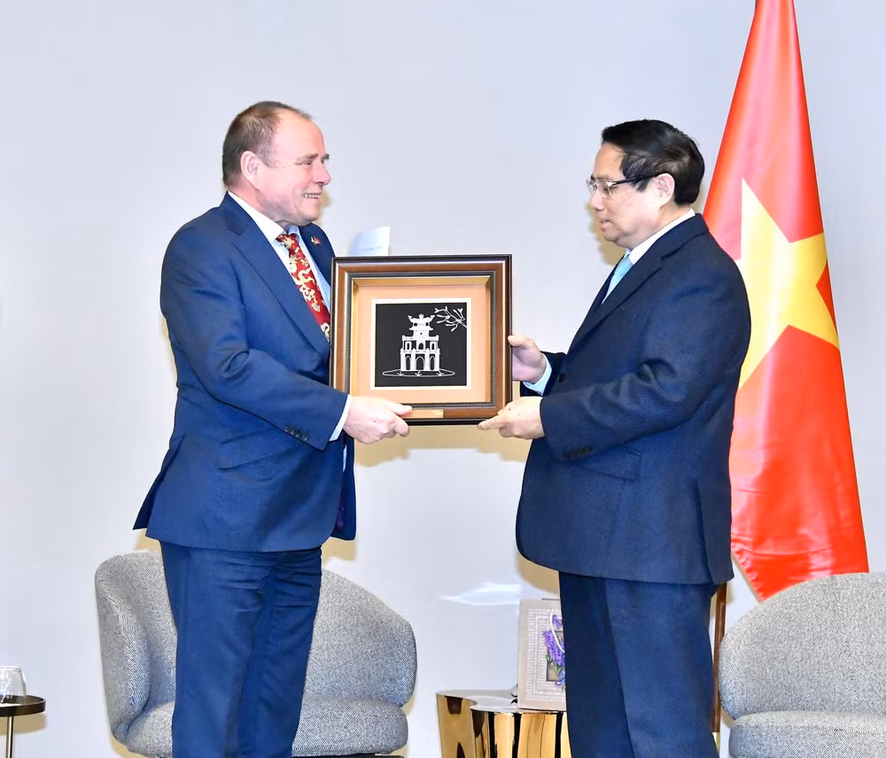 Thủ tướng Phạm Minh Chính tặng Chủ tịch Hội Hữu nghị Czech-Việt Nam Milos Kusy quà lưu niệm. (Ảnh: THANH GIANG)