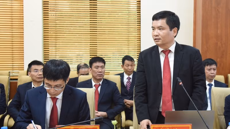 Lãnh đạo Học viện Bưu chính Viễn thông báo cáo Thủ tướng Chính phủ tại buổi làm việc. (Ảnh: TRẦN HẢI) Lãnh đạo Học viện Bưu chính Viễn thông báo cáo Thủ tướng Chính phủ tại buổi làm việc. (Ảnh: TRẦN HẢI)