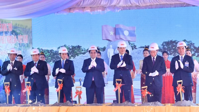 Thủ tướng Phạm Minh Chính và Thủ tướng Sonexay Siphandone và các đồng chí lãnh đạo thực hiện nghi thức động thổ Dự án. (Ảnh: THANH GIANG)