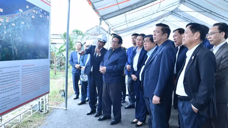 Thủ tướng Phạm Minh Chính nghe báo cáo và cho ý kiến chỉ đạo về tiến độ thi công tuyến đường. (Ảnh: THANH GIANG) Thủ tướng Phạm Minh Chính nghe báo cáo và cho ý kiến chỉ đạo về tiến độ thi công tuyến đường. (Ảnh: THANH GIANG)
