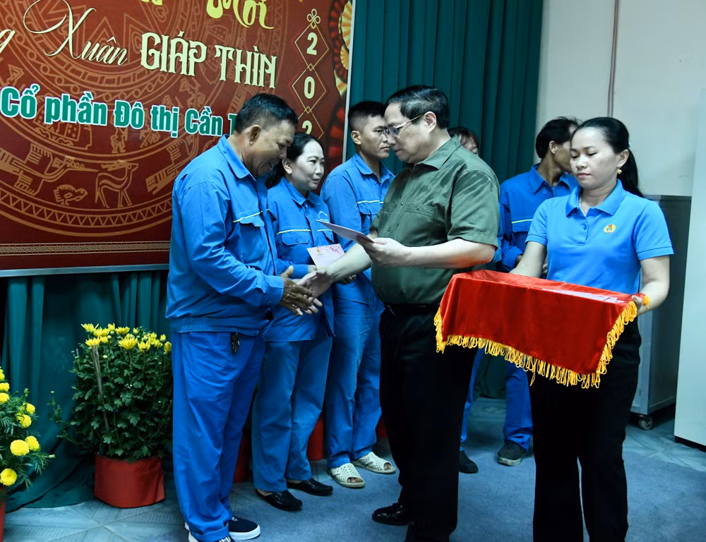 Thủ tướng Phạm Minh Chính tặng quà chúc Tết người lao động Công ty cổ phần Đô thị Cần Thơ.