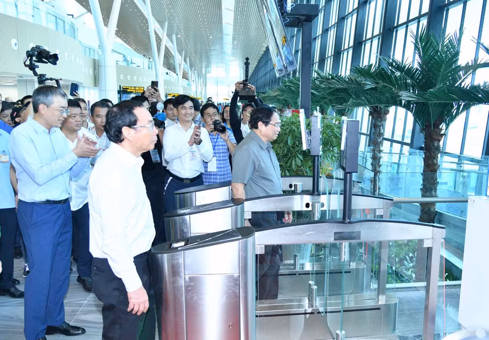Thủ tướng Phạm Minh Chính trải nghiệm thủ tục kiểm tra sinh trắc học ở cửa ra tàu bay số 12 tại Nhà ga hành khách T3-Tân Sơn Nhất.