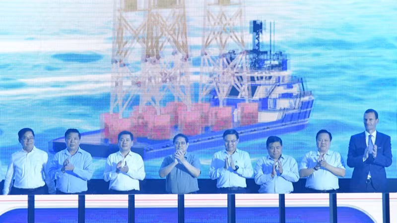 Thủ tướng Phạm Minh Chính và các đồng chí lãnh đạo, đại biểu thực hiện nghi thức hạ thuỷ và bàn giao lô chân đế điện gió ngoài khơi. (Ảnh: Thanh Giang)